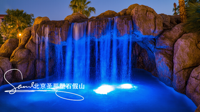 16x9_這是一處戶外景觀場(chǎng)景_主體是大型假山瀑布_假山模仿自然巖石形態(tài)_ (2).png